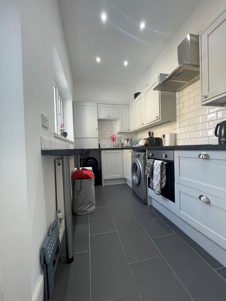image for STUNNING 1 BEDROOM GARDEN PROPERTY WITH OWN ENTRANCE! 2 MINS WALK TO TUBE