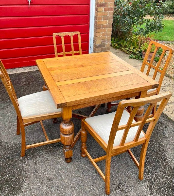Dining table with 4 chairs for £90