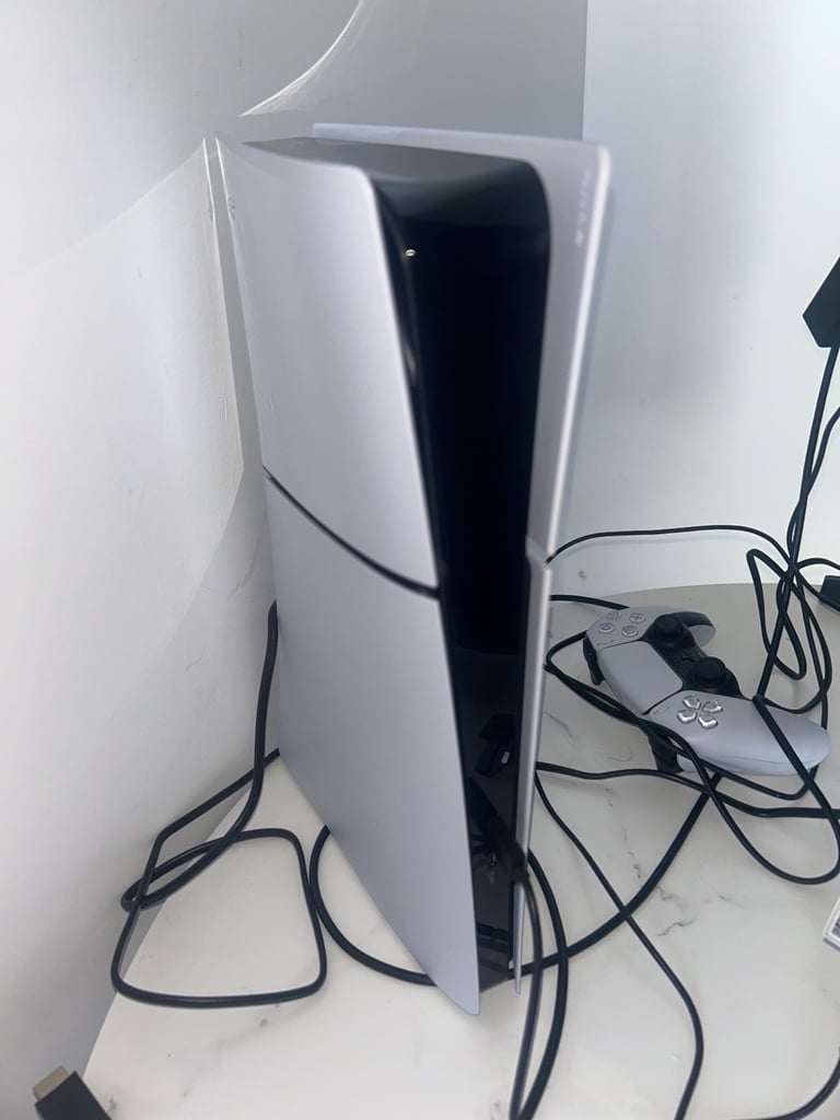 PLAYSTATION 5 SLIM BRAND NEW USED 2 TIMES