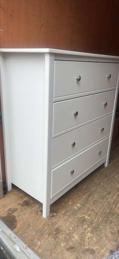 White chest of drawers.  Can deliver.  86x40x92H