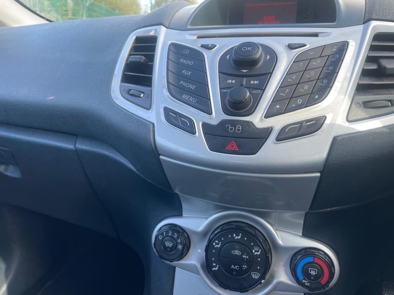 FORD FIESTA 1.2 ZETEC 12 REG WHITE 3 DOOR 12 MONTHS MOT TAX £165 LOW INSURANCE 50+MPG