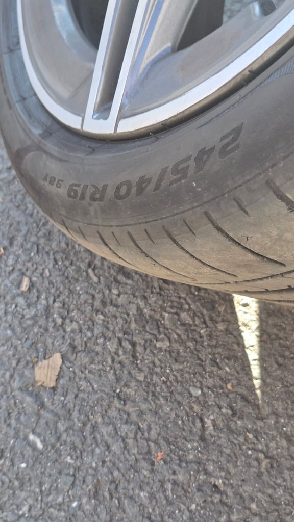 Mercedes Genuine 19 Inch 5 spoke alloy wheels and tyre