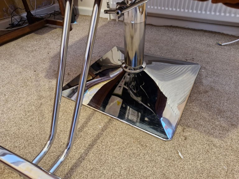 Hairdressing chair