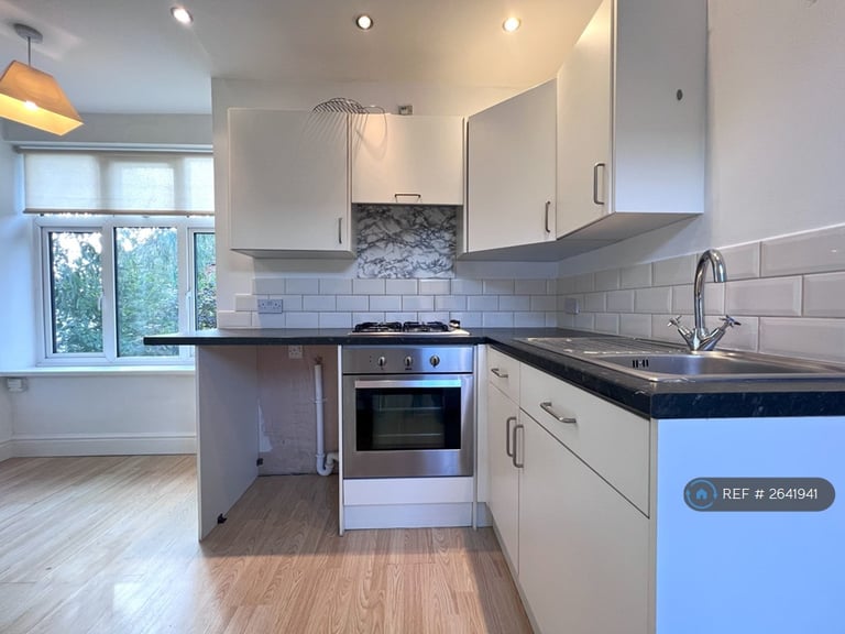 2 bedroom flat in Grange Road, Bishop's Stortford, CM23 (2 bed) (#2641941)