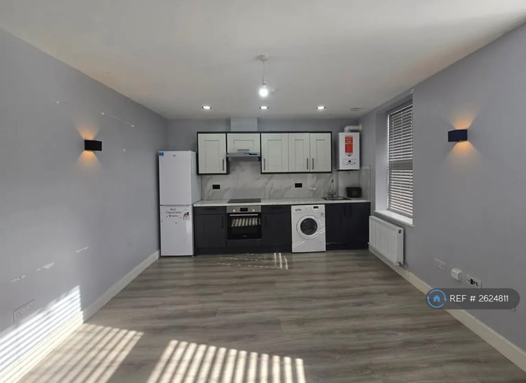 3 bedroom flat in Langthorne Road, London, E11 (3 bed) (#2624811)