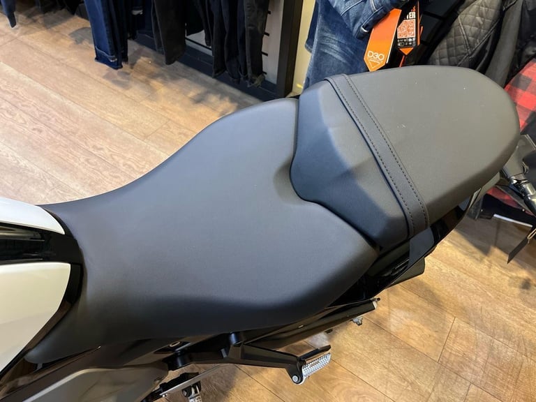 2025 Triumph Daytona 660 STANDARD TWIN COLOUR Petrol black 6 Speed