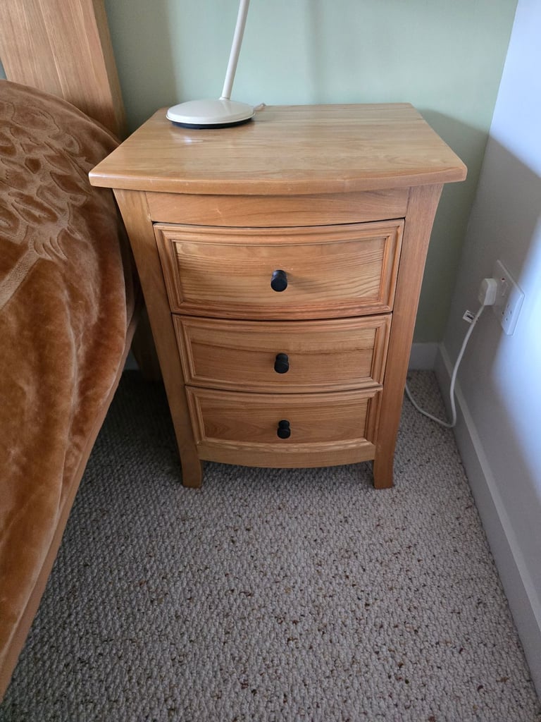 Solid oak kingsize bed and pair of matching bedside cabinets