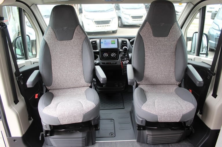 Auto-Trail Expedition 67 POP TOP ROOF, AUTOMATIC DIESEL AUTOMATIC 2025