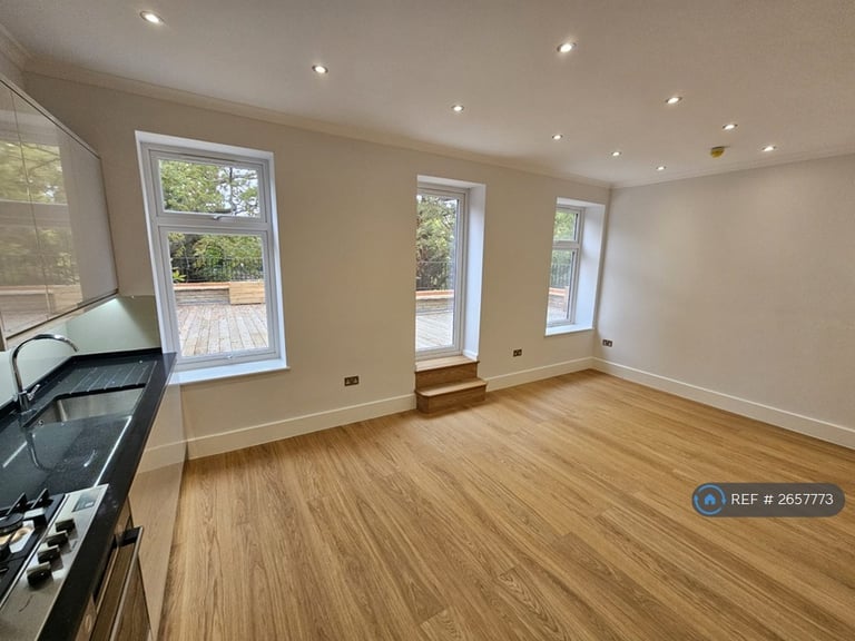 3 bedroom flat in Chatsworth Road, London, NW2 (3 bed) (#2657773)