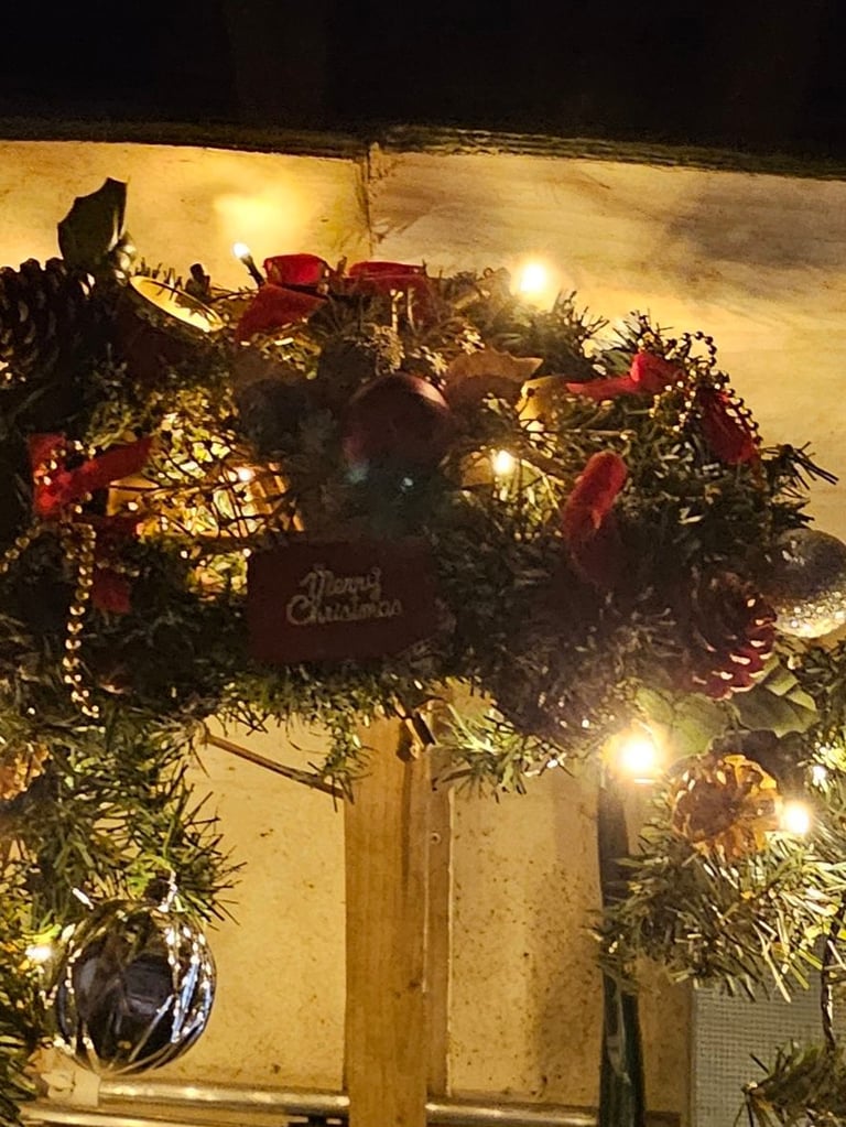 20 Ft Christmas Garland with lights, Baubles and pine cones 