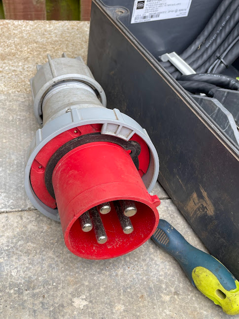 125 amp switched socket