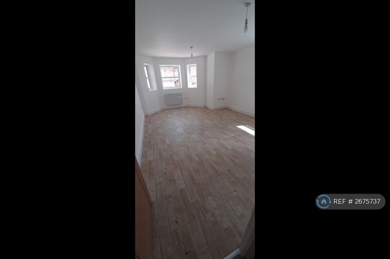 2 bedroom flat in Kitchener House, High Wycombe, HP11 (2 bed) (#2675737)