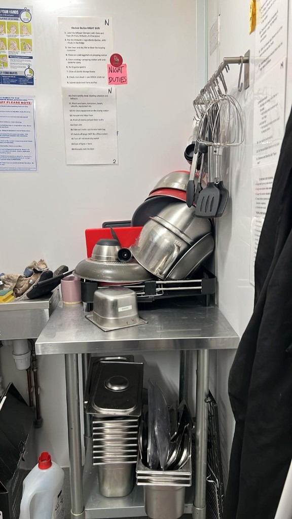Dark Kitchen to Rent Battersea London