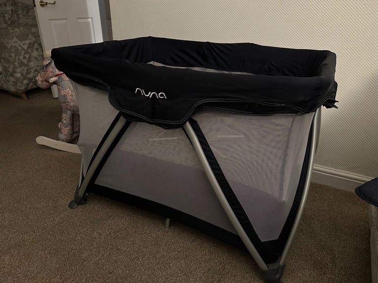 NUNA travel cot 