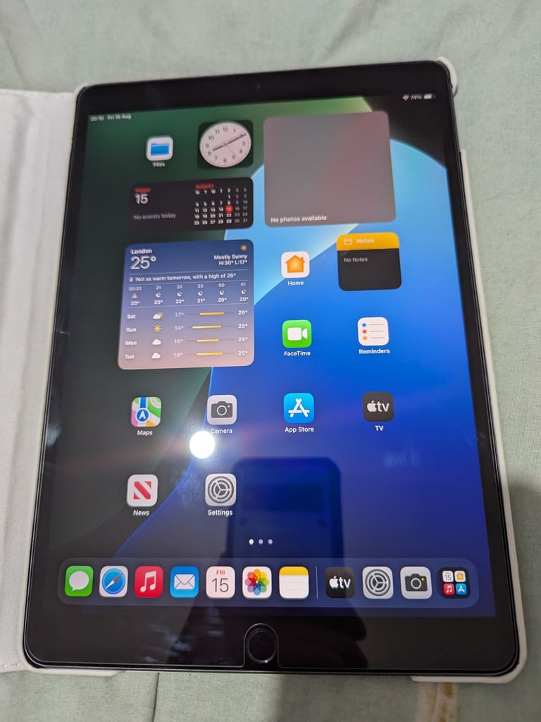 image for APPLE IPAD AIR 3RD GEN 64GB 10.5 inch WIFI TABLET INC SCREEN PROTECTOR + CASE LATEST IOS 18.7