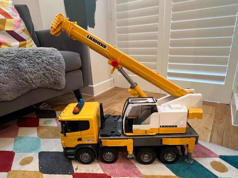Crane truck toy