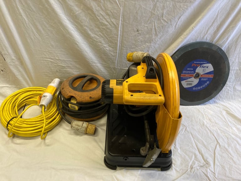 SAW Chop Saw Dewalt 110Volt plus 110 Spider / 110 New Extension Cable / x5 New Blades Good Condition