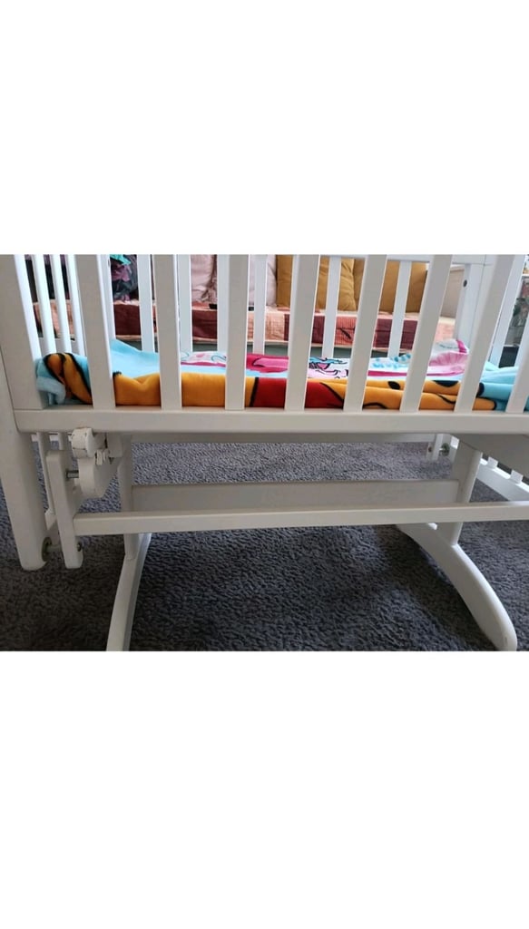 Lovely John Lewis swinging/gliding/rocking crib cot bassinet in white Has a smooth rocking 