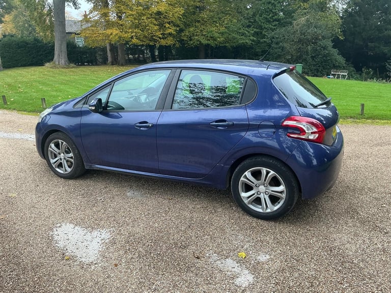 Peugeot 208 1.2cc ACTIVE 82 bhp good spec