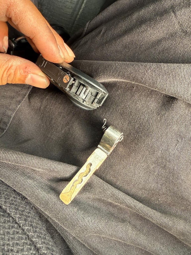 🚗 24/7 Auto Locksmith— Lost Car Keys or need extra car key ? Call Now!