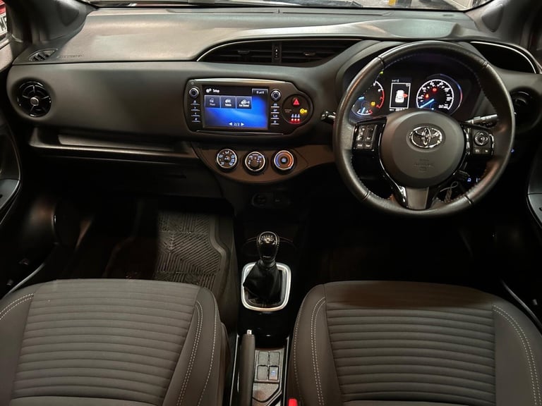 2018 Toyota Yaris 1.5 VVT-i Grey Bi-Tone Euro 6 5dr HATCHBACK Petrol Manual