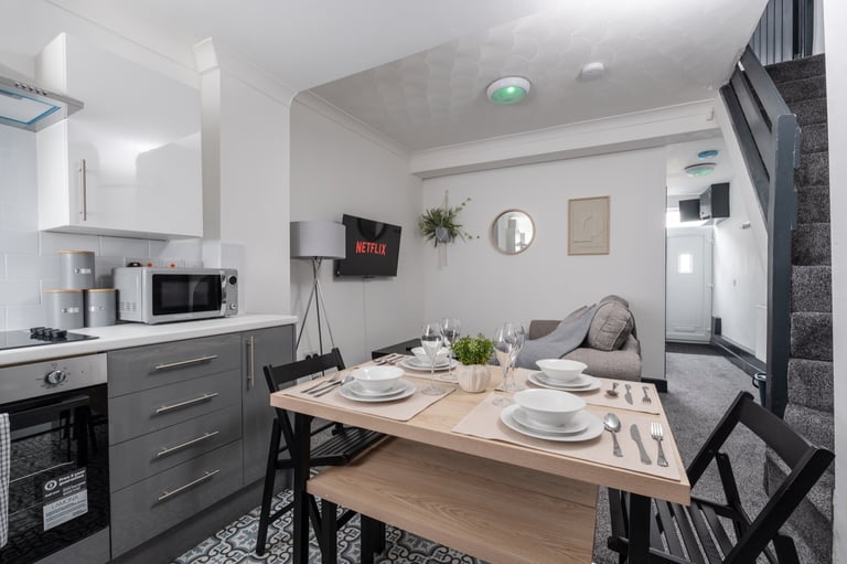 3x bedroom house - Free parking - Short stays welcome