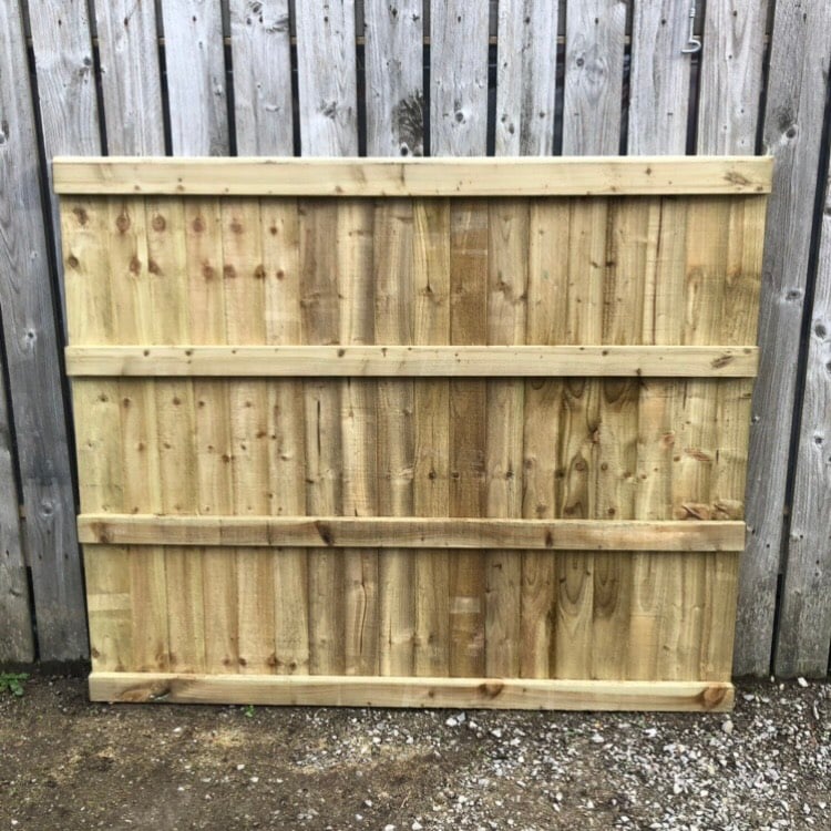 Heavy duty vertical feather edge fence panels