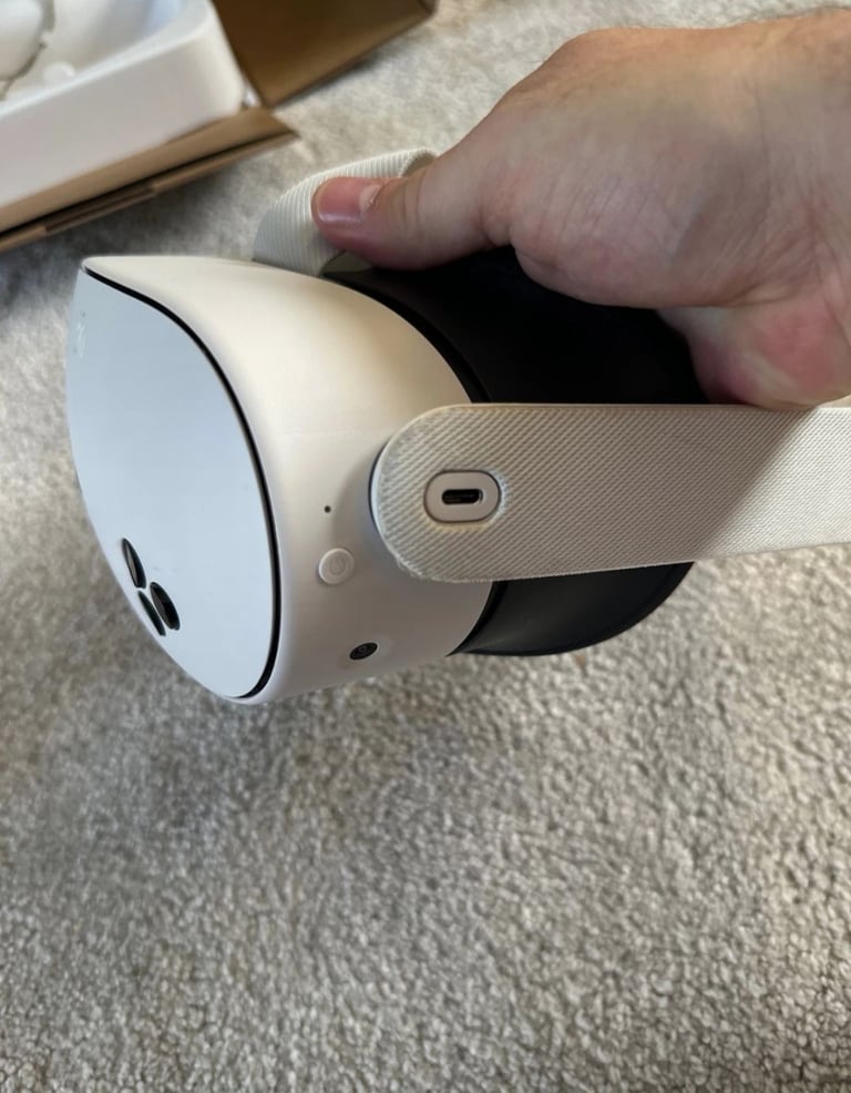 Meta Oculus Quest 3S 128GB with box.