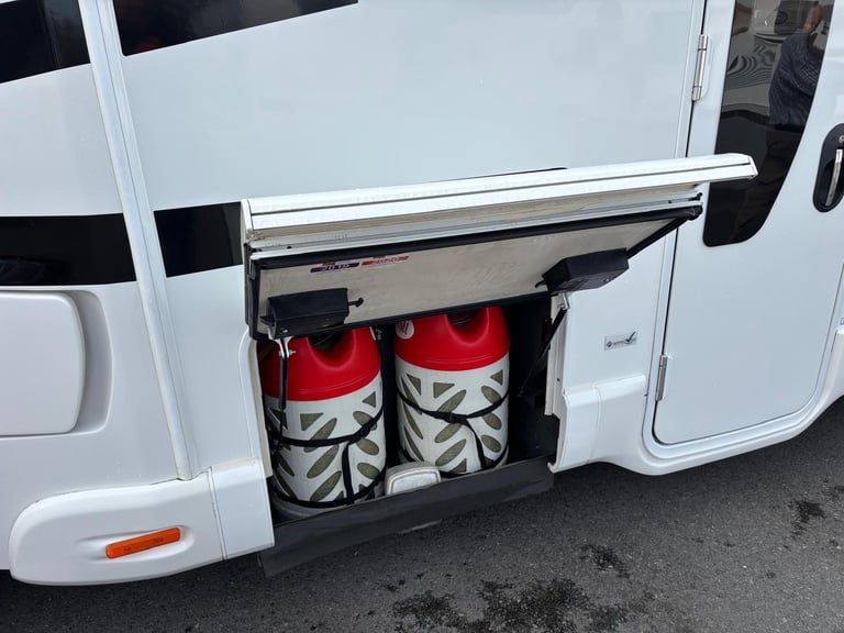 SWIFT BESSACARR HI-STYLE 599 MOTORHOME Alde, Auto Satellite, Tower Fridge, 