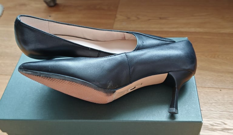 Brand new Belle ladies shoes size 4