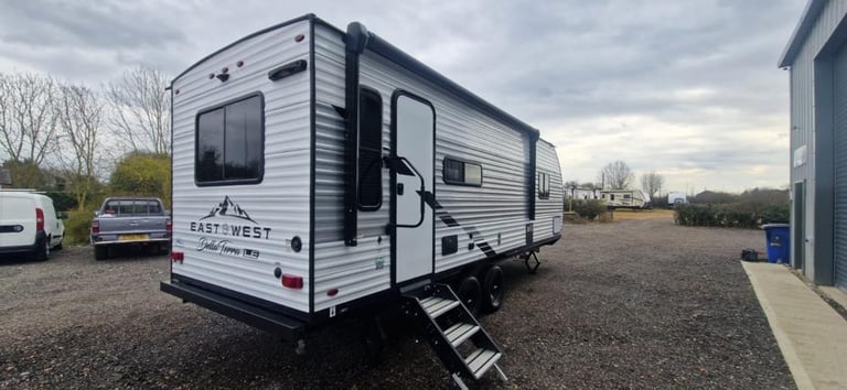 EX DEMO Forest River East To West Della Terra 240RLLE American Caravan 5th Wheel