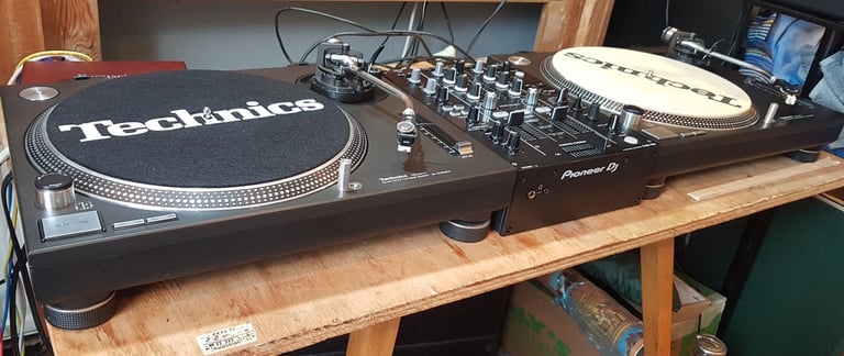 Technics SL 1210 MK2 (PAIR) Pioneer 450 mixer