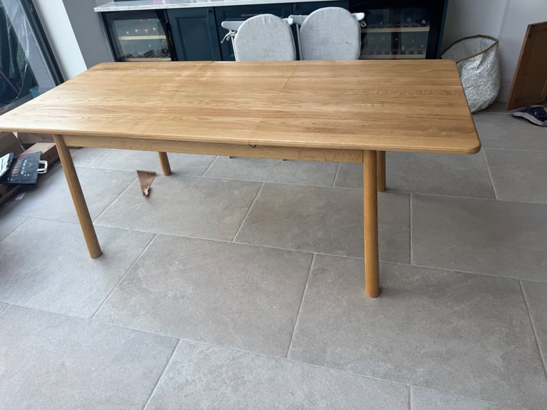 Extending dining table 