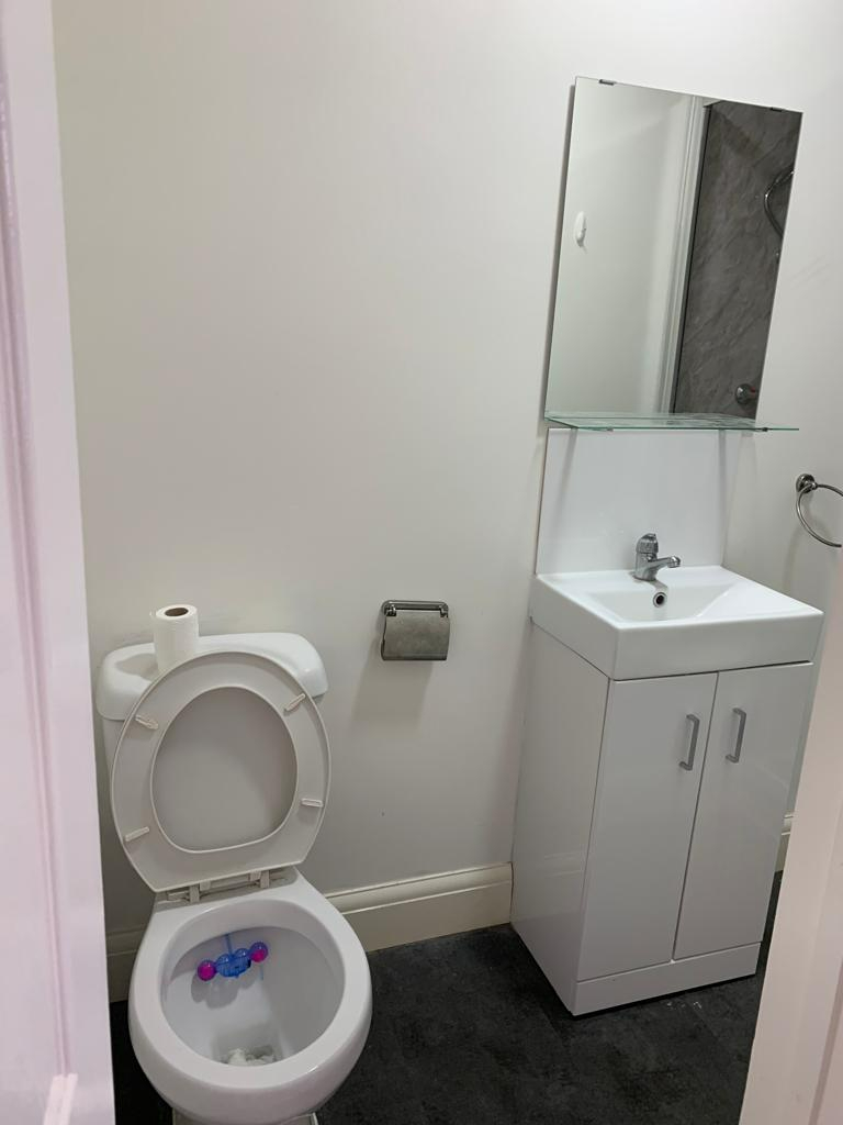 Studio room in Feltham TW13 7BU 
