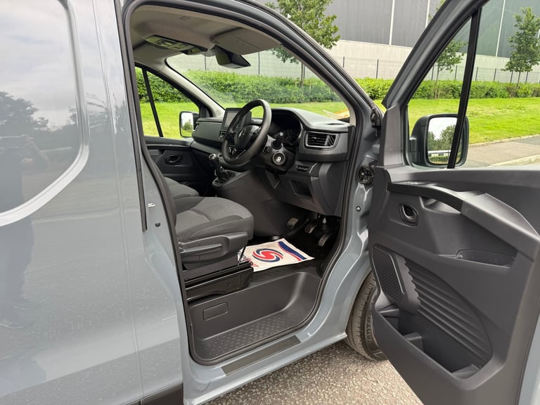 22 reg RENAULT TRAFIC 28 2.0 B/DCI 130 BHP SL BUSINESS+ panel van ( VAT INCLUDE 