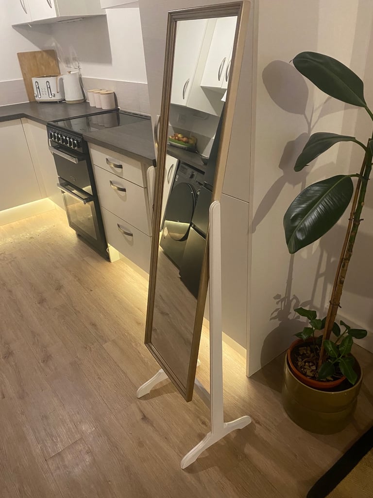 image for Freestanding mirror 