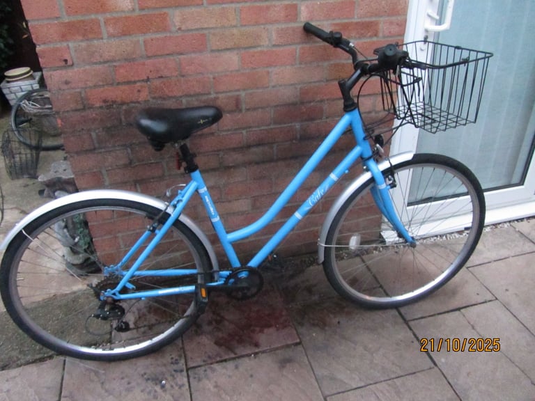 image for ladies apollo cafe 6 speed town bike with basket £65