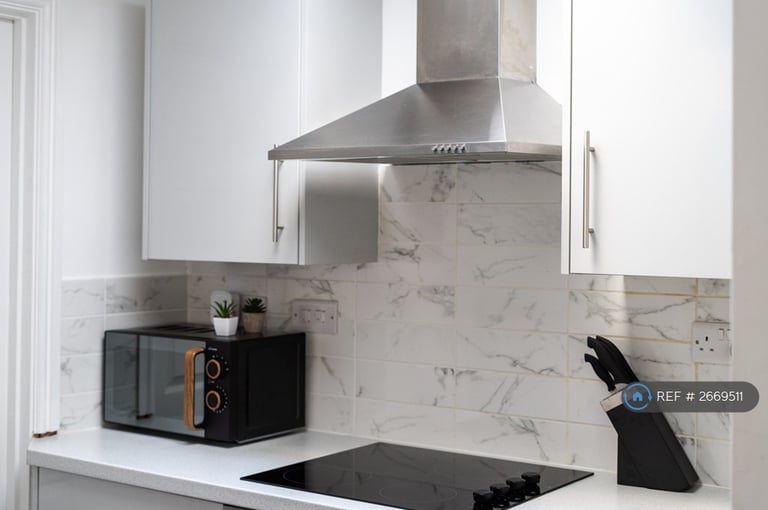 Studio flat in Kingston House, Southsea, PO5 (#2669511)