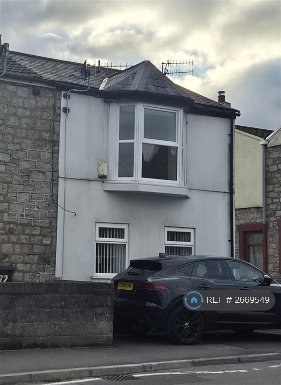 Studio flat in High Street, Cefn Coed, Merthyr Tydfil, CF48 (#2669549)