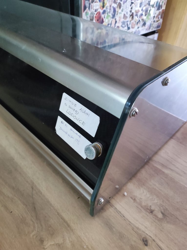Counter top refrigerated display case
