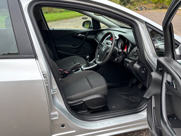 2014 Vauxhall Astra 1.3 Diesel Mot October 2026 Full Service History £20 Road Tax 