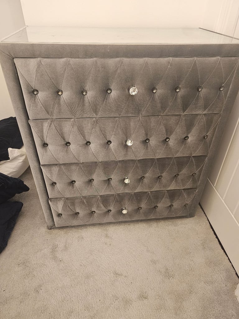 Kingsize bed and 4 drawer set