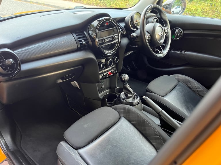 MINI COOPER 1.5 PETROL 5 DOOR. STUNNING LOOKING LONG MOT