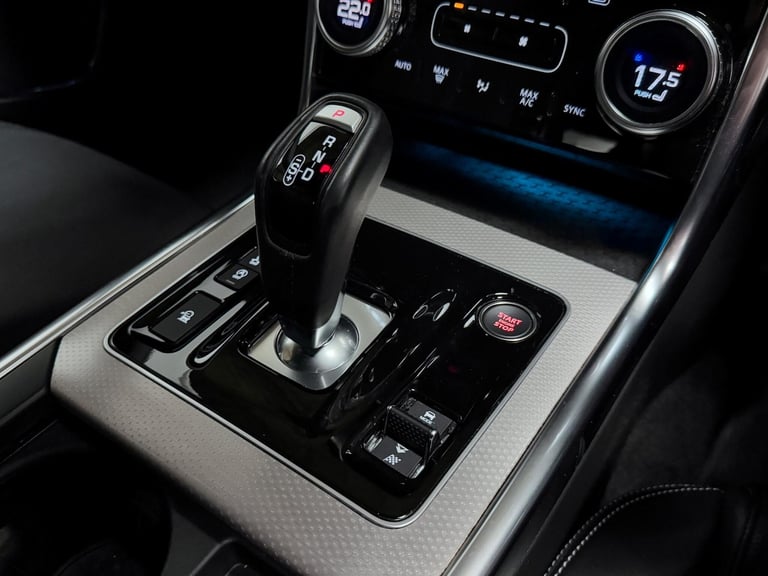 2022 Jaguar XE 2.0 D200 MHEV R-Dynamic SE Saloon 4dr Diesel Auto Euro 6 (s/s) (204 ps) SALOON Die...