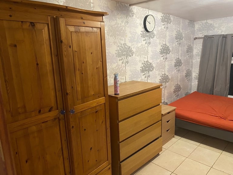 SPACIOUS  STUDIO  FLAT  WITH  ALL  BILLS  INC  CLOSE  TO  NIGHT  TUBE  &  BUSES
