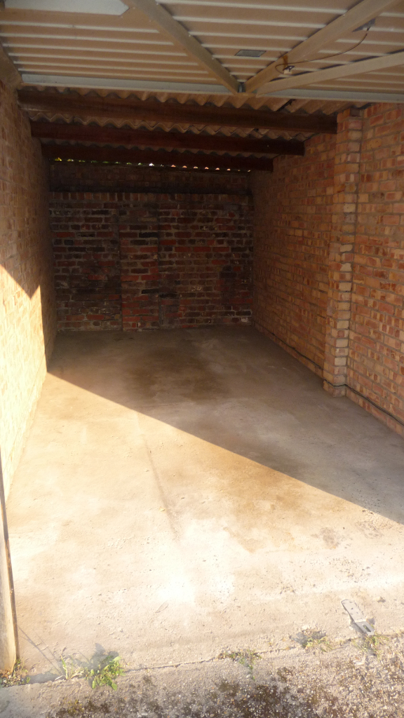 Good lock-up garage in Leatherhead, L-5.3m, safe location, dry, brick construction