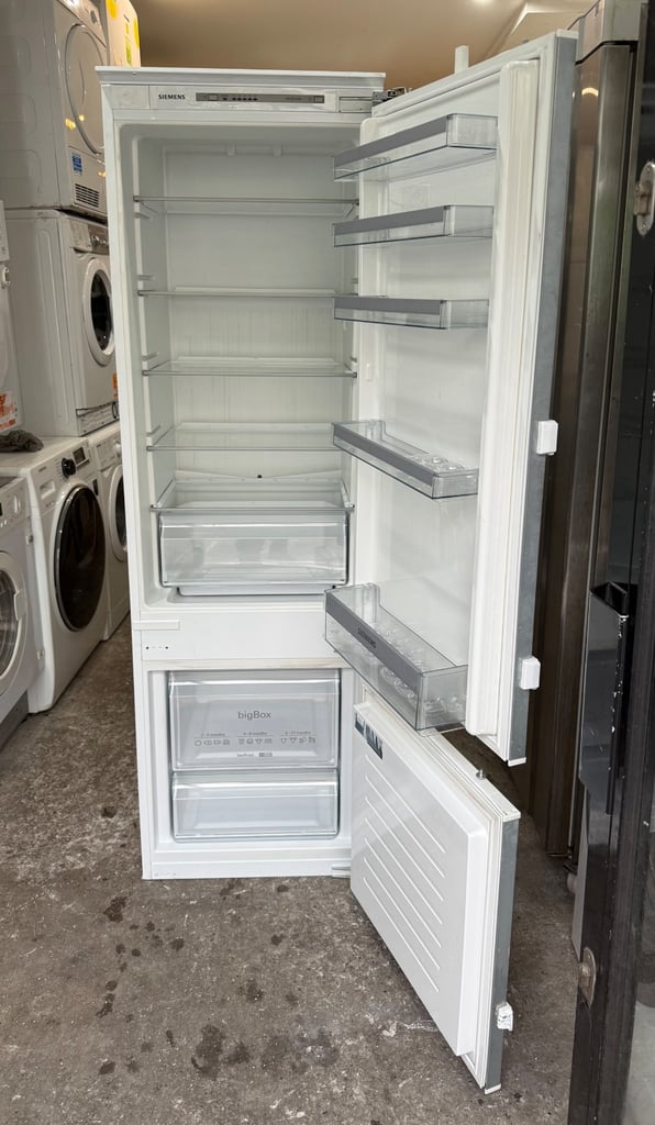 SIEMENS FD9509 BUILT IN NICE FRIDGE & FREEZER WITH WARRANTY  