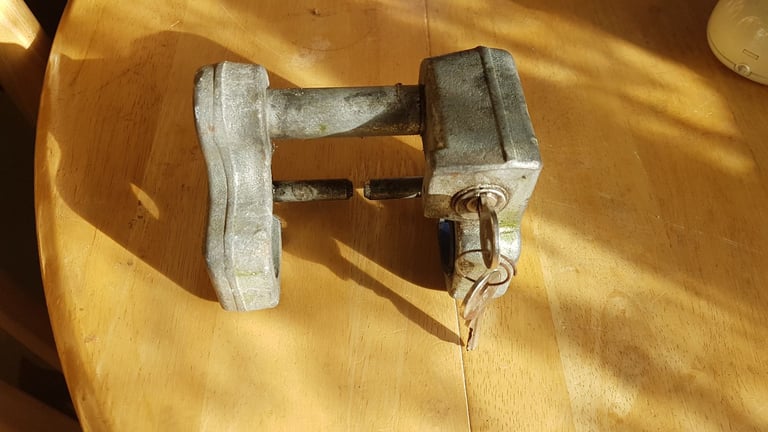 Hitch lock and wheel clamp for trailer, caravan, camper, motorhome.