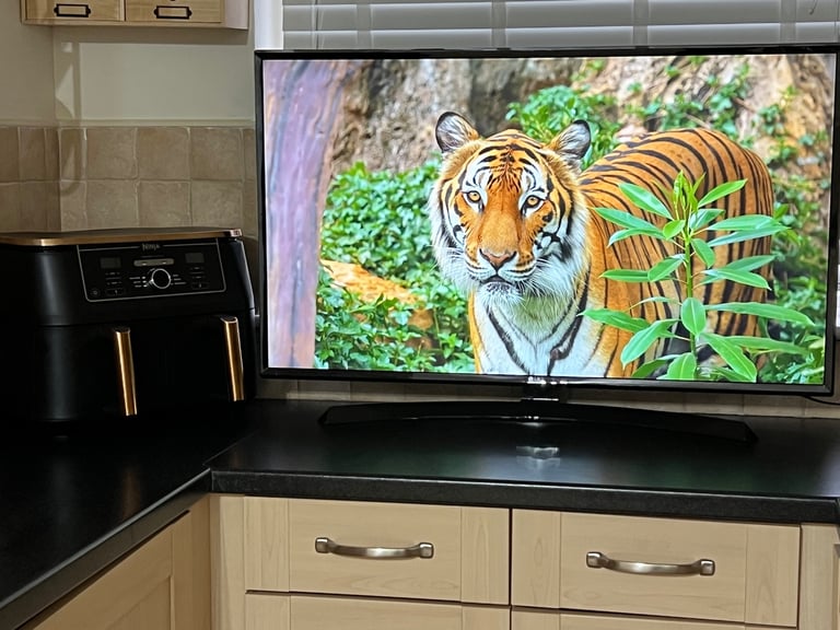 image for LG 43UJ634V TV 109.2 cm (43”) 4K Ultra HD Smart TV Wi-Fi Black (2018)