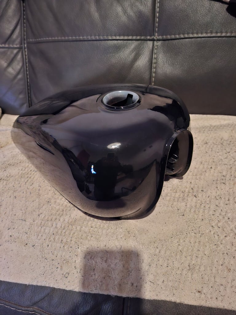 image for Motorbike Petrol tank,rubber mounts,fuel tap and cap with keys